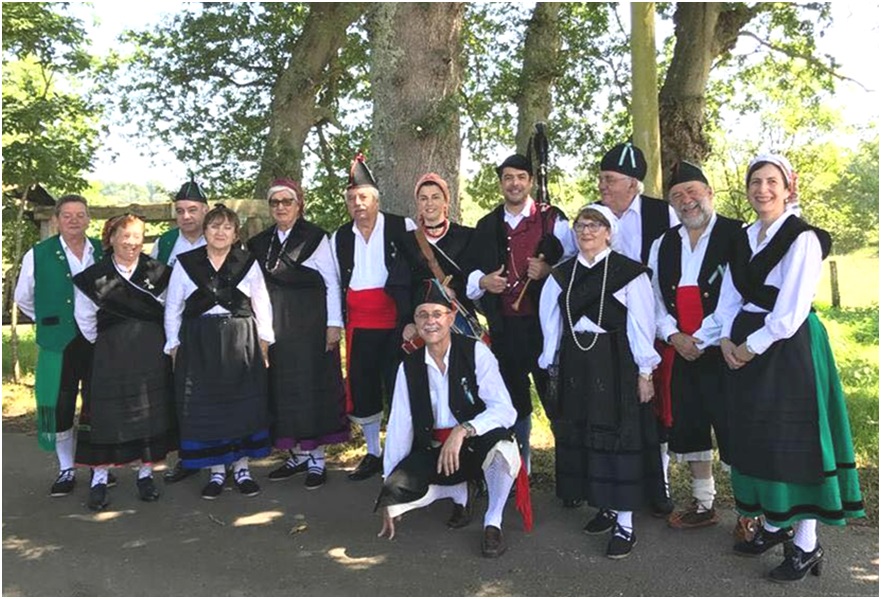 Grupo de Santa Eulalia y de Fresnu, con los Hermanos Hevia.