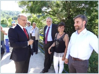Consejero el director general de Infraestructuras y Transportes, Jos Mara Pertierra; y al Alcalde, la segunda Teniente de Alcalde, Arabela Garca Costales.