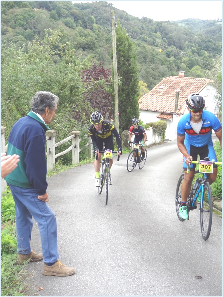 Expresin de mximo esfuerzo en los corredores, en el repecho de Carabao, fijamente seguidos por Jorge.