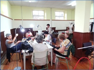 Taller del Traje Histrico, (verano de 2018), en el actual Centro Social de la escuela. / EL ECO