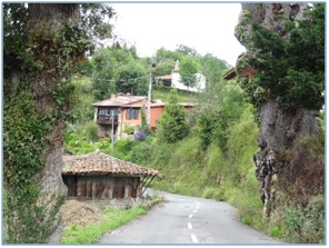 Capilla de Castiello, en lo alto, lugar de fiesta este domingo vista desde el inicio de la bajada a La Podada y Mases./ EL ECO