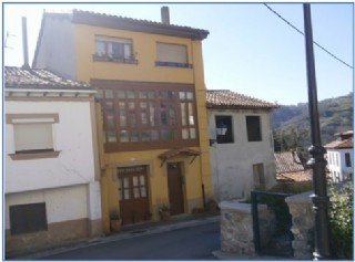 Vivienda perpendicular a la de El Gato Negro, en Santa Eulalia.