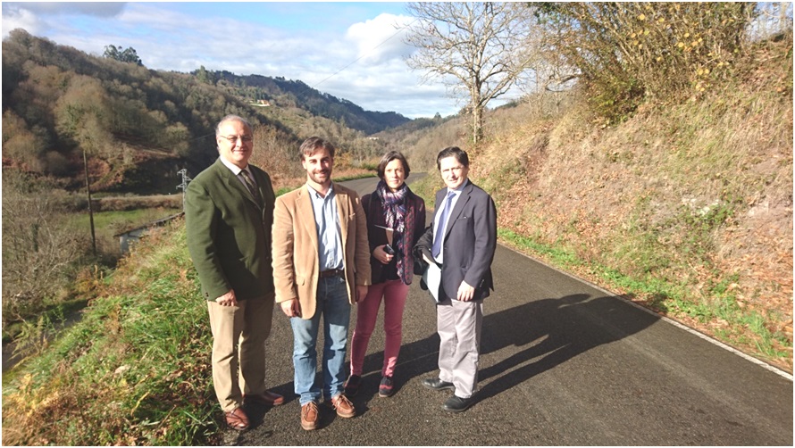 Jos Mara Pertierra (primero por la izquierda) con Gerardo Fabin y equipo tcnico del director general, en un tramo recto de la CB-1 a la altura del desvo para La Llantada (entre la iglesia y Puente Lluengra)./ Foto: Gabinete. Gobierno de Asturias