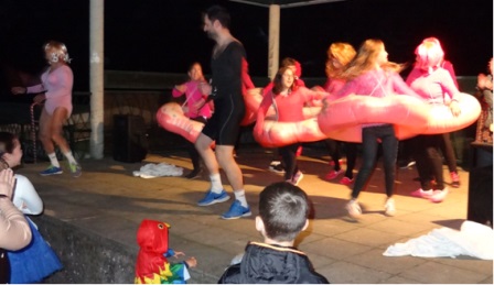 En pleno baile. A la izquierda, un increble William Lloris. / EL ECO