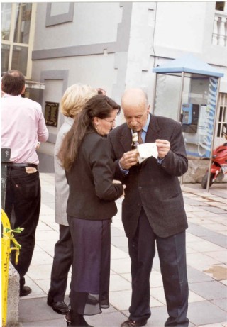 En la Plaza del Emigrante, con la entonces enfermera de Cabranes, Tere Iglesias Fernndez, comentando las notas de su pregn, en 2002./ Archivo EL ECO