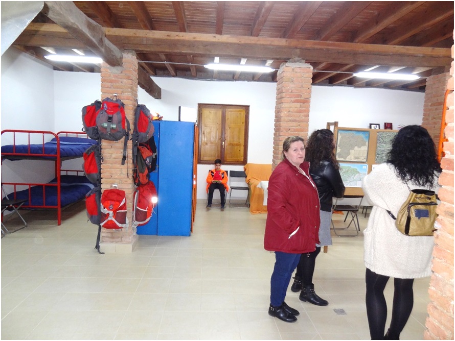 Asitentes visitando el Local