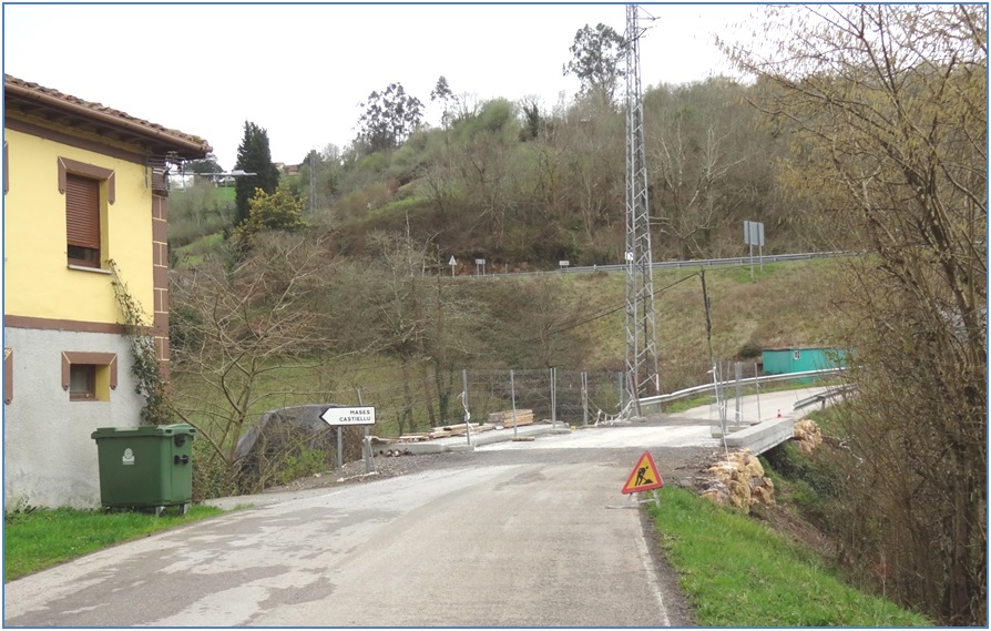 En estas dos imgenes, del lunes 13, estado de las obras en La Via, por donde ya se circula bien, aunque sobre baches./ EL ECO