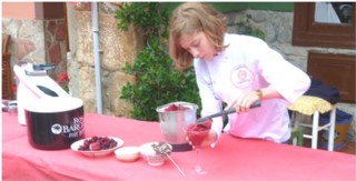 En plena elaboracin del cctel, colocando los frutos rojos. Una participante le puso miel, muy celebrada por quien lo prob  -incluida la madre de Marta-; la Hostera no pudo  sumarse al postre (por  la celebracin de una boda) y el nivel de involucraci