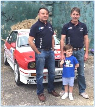 Jess lvarez y su copiloto con el coche que participan