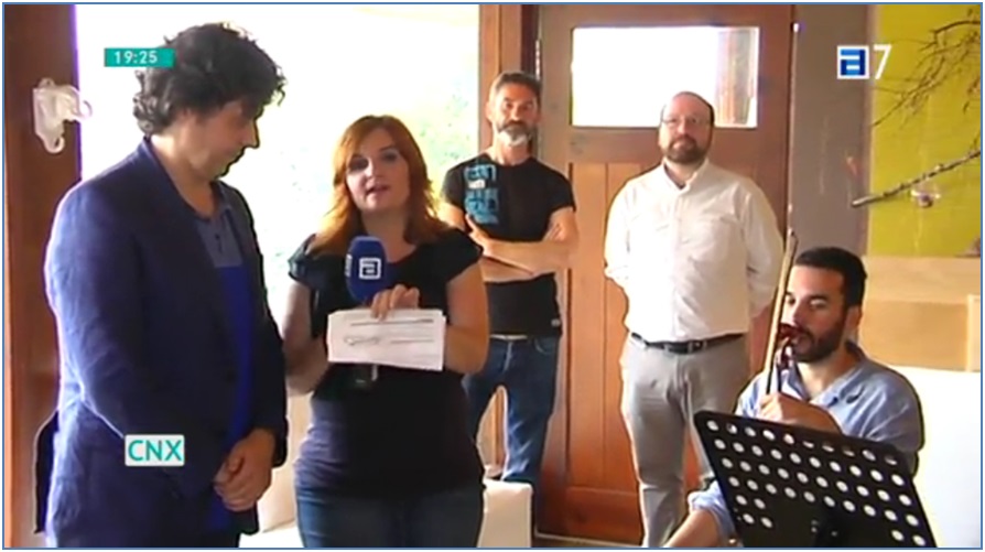 Cristbal Soler, entrevistado en  TPA, con Jos Antonio Gallego y don Gaspar Muiz, al fondo, muy atentos./ Imagen de TPA