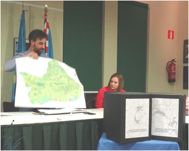 A modo de resumen, cog el mapa ms esttico, que es el de la vegetacin, y como detalle aparece tambin en l, en lnea azul, el famoso deslinde que tenemos pendiente con Villaviciosa, explica Fabin en esta imagen, ante la mirada de Graciela