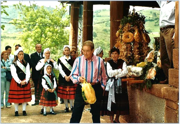 Rafael Rodrguez, colaborando con la puja del Ramu, en Santa Eulalia, el 25 de mayo de 2006, ante la Xana de ese ao, Iris Pez Prez; sus Damas, Roco Garca Gonzlez y Sara Garca Fabin; y la xanina, Ana Lloris Espina. Y con Maite Alonso Merayo a la de