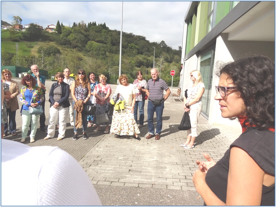 Mara Arce, durante sus explicaciones al grupo estonio, que vemos parcialmente. / Foto: EL ECO