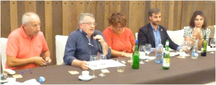 Mesa presidencial, con Jos Manuel Menndez (secretario), Julin Huerta (presidente), Lina Mara Menndez (directora general), Gerardo Fabin  (Alcalde) y Noelia Daz (enfermera).