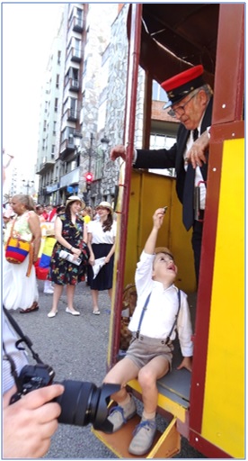 Un nio le da el silbato a Julin, con la delegacin colombiana detrs./ Foto: EL ECO