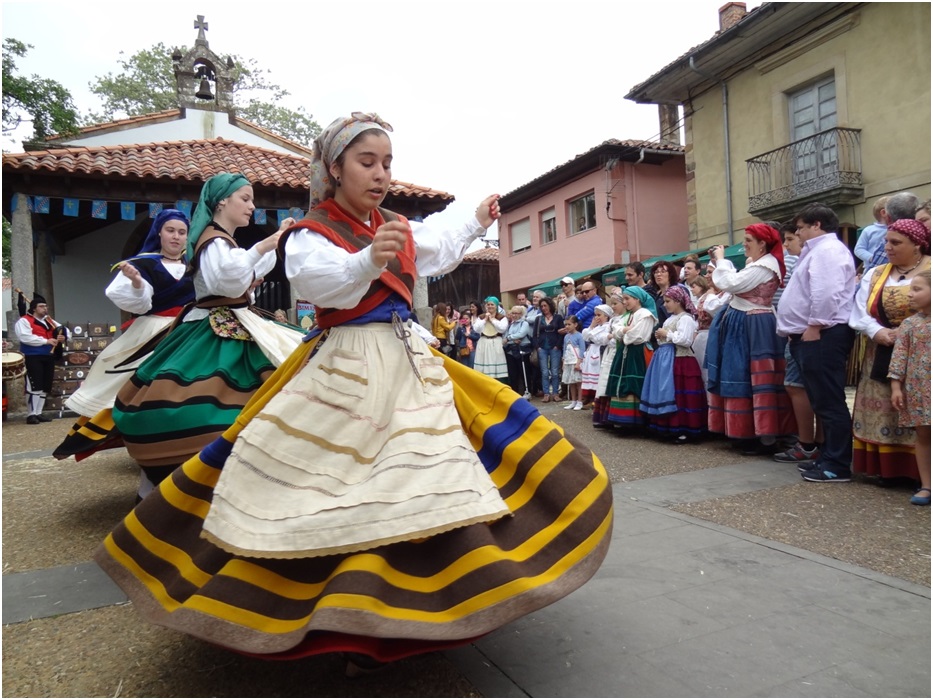 Los Yerbatosy El Corriellu la Pandorga animaron la maana./ Foto: EL ECO