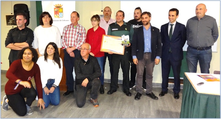 Foto de familia de autoridades, premiados y voluntarios.