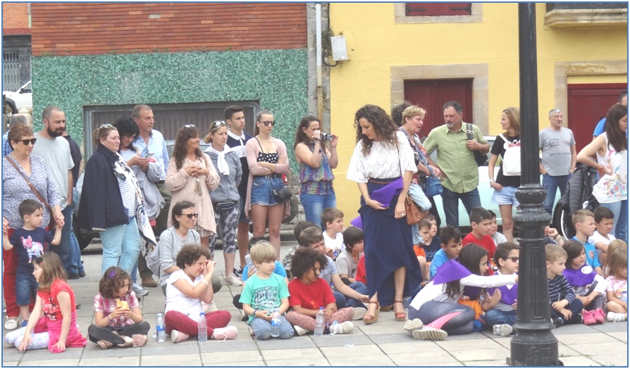 Nios y padres captndolo todo y muy pendientes de las danzas./ EL ECO