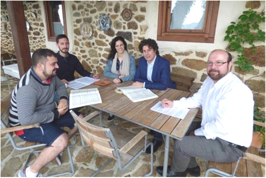 Por la izquierda, los alumnos Pablo Camblor y lex Puchades, Lorena Valero, Cristbal Soler y don Gaspar Muiz, en la terraza de Miyangues./  Foto: Mariola Menndez (La Nueva Espaa)