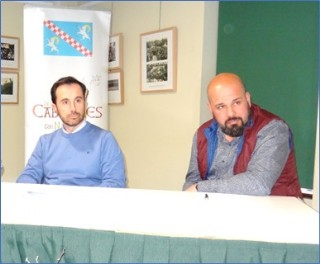 El Director General, David Villar, y el Concejal cabrans de Medio Rural (y coordinador de la campaa en nuestro Concejo), Ivn Riego, durante la asamblea informativa del pasado mircoles, 19, en el Ayuntamiento. / EL ECO