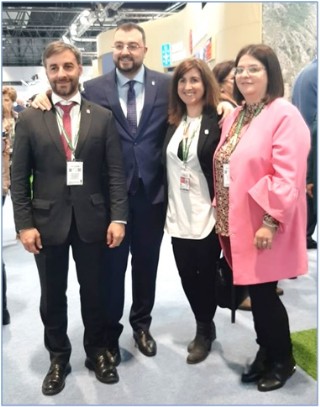 El Presidente del Principado, Adrin Barbn, con Gerardo Fabin, Arabela Garca Costales y Paula Prieto Fabin, tras la presentacin de la oferta turstica cabranesa.