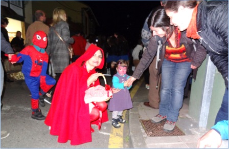 La enfermera Noelia Daz Daz pasaba, as, a visitar a su abuelita... y se qued en el Carnaval. Por minutos no coincidi con el lobo. / Foto: EL ECO