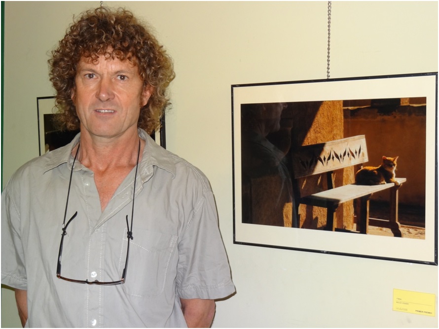 Noldi Visser, junto a su foto de primer premio. / EL ECO. Archivo