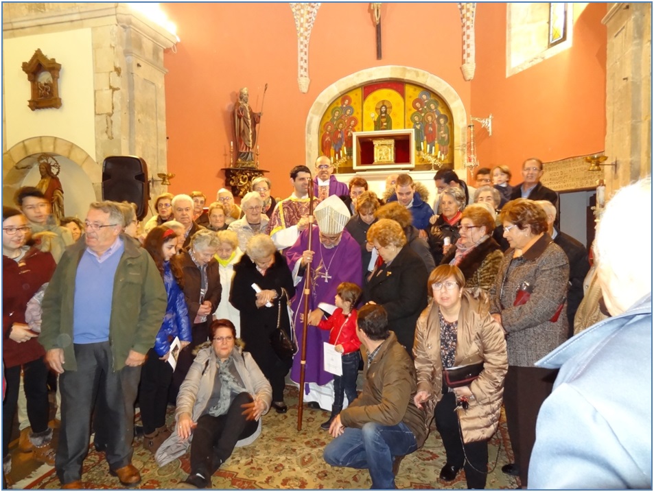 El Arzobispo con feligreses de Torazo, preparndose para la foto. `Yo tengo un lbum muy particular y quiero tener un buen recuerdo de unos buenos amigos`, dijo./ EL ECO