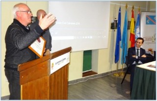 Gesto eufrico de Julin Alonso tras recibir su diploma... y la noticia de la moto, ante el Director General (que re).