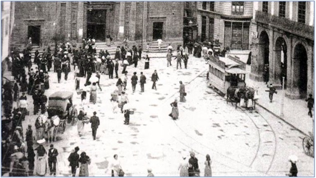 El tranva a su paso por la Plaza del Ayuntamiento (hoy de la Constitucin). Se inaugur el 30 de abril de 1922. / Foto: Archivo La Voz de Asturias