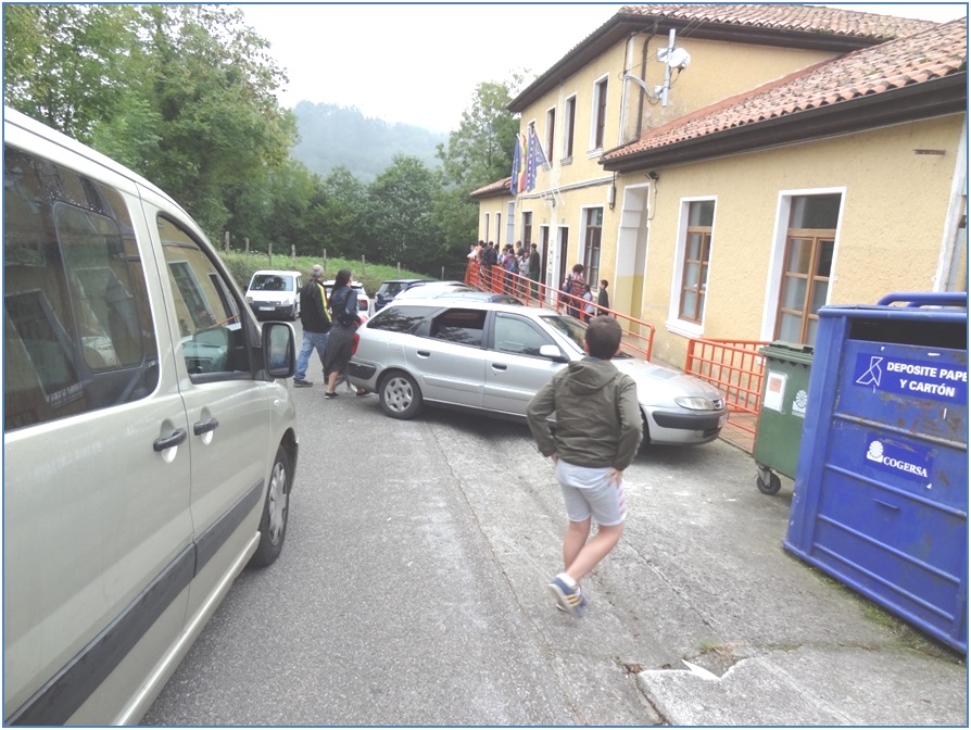 Nios, padres, profesores, vehculos... a primera hora de la maana, este pasado lunes, en Santa Eulalia./ Foto: EL ECO