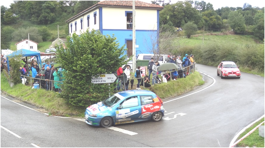 Uno de los participantes con problemas de giro en la curva de El Llano./EL ECO