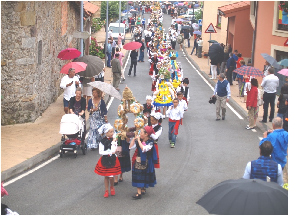 El vistoso desfile de los ramos desde La Llanxa, camino de la iglesia parroquial. / Foto: Laureano Corrales Prez