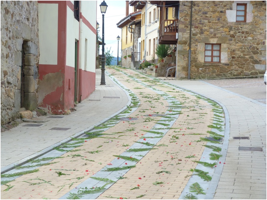 Espadaas y flores el pasado domingo de La Sacramental en la calle Mara Josefa Canellada. Esta semana, operarios municipales han acicalado an ms el pueblo./ Foto: Tosal