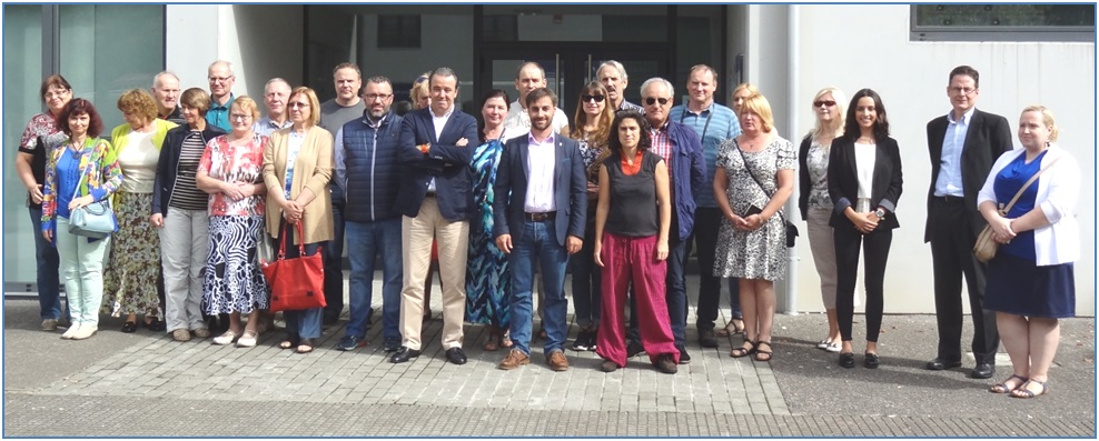 El grupo, ante el edificio del Vivero de Empresas, con Jorge Areces y Mara Arce flanqueando al Alcalde (Gerardo Fabin, en el centro). A la derecha, la traductora / EL ECO