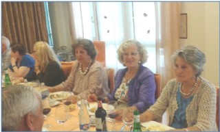Participantes degustando la comida