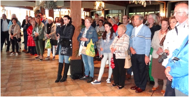 Asistentes al acto de entrega de la Medalla de Oro del Concejo a los familiares de Rafael Rodriguez
