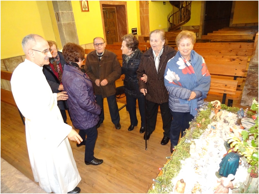 Pedimos que se anime la gente. As podemos hablar, cambiar impresiones, conocernos mejor y hacer vida social, vida de pueblo. (Aqu, tertuliando entre ellos, ante el Beln, con el colaborador, Manuel Jimnez). / Foto: EL ECO