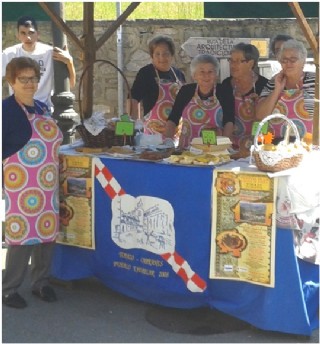 Mujeres de Torazo (de izquierda a derecha, Lucita, Aid, Amparito, Nieves y Esther) en el puesto de boroa y deliciosa dulcera que se llevaron a Santa Eulalia el pasado 14 de mayo, y del que no qued ni una rosquilla./ Foto: Jos Antonio Martnez Rozas