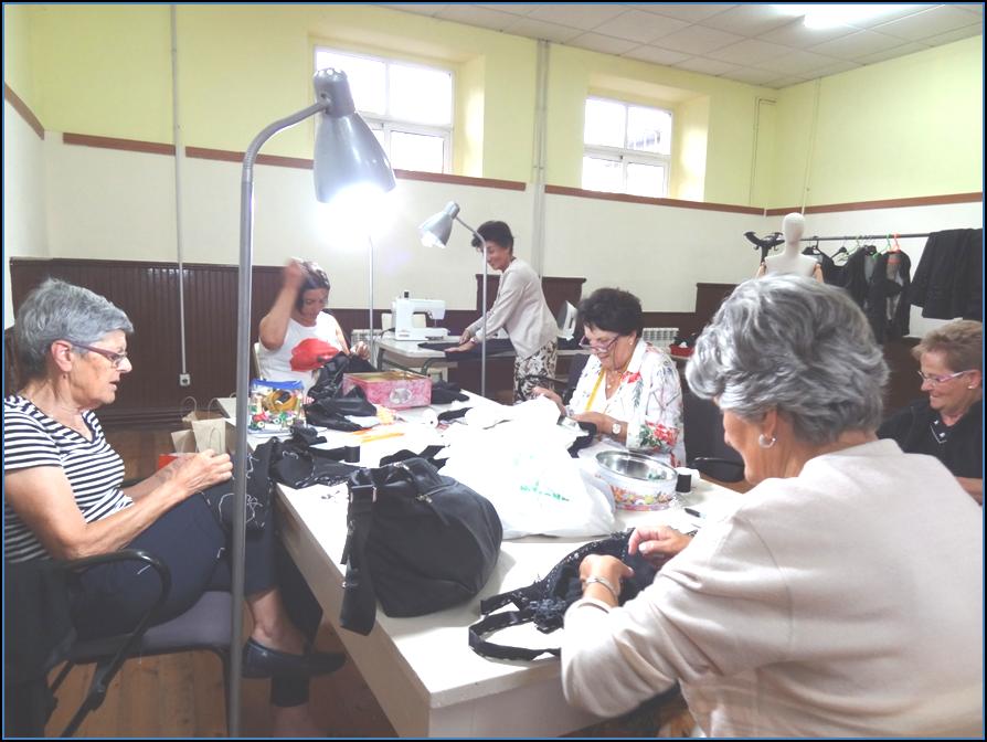 Chelo Velasco, Loli Fabin, Enedina Rodrguez, Carmen Fernndez, Maribel Garca y Carolina Fernndez, en el Taller de Confeccin de Torazo./ Foto: EL ECO