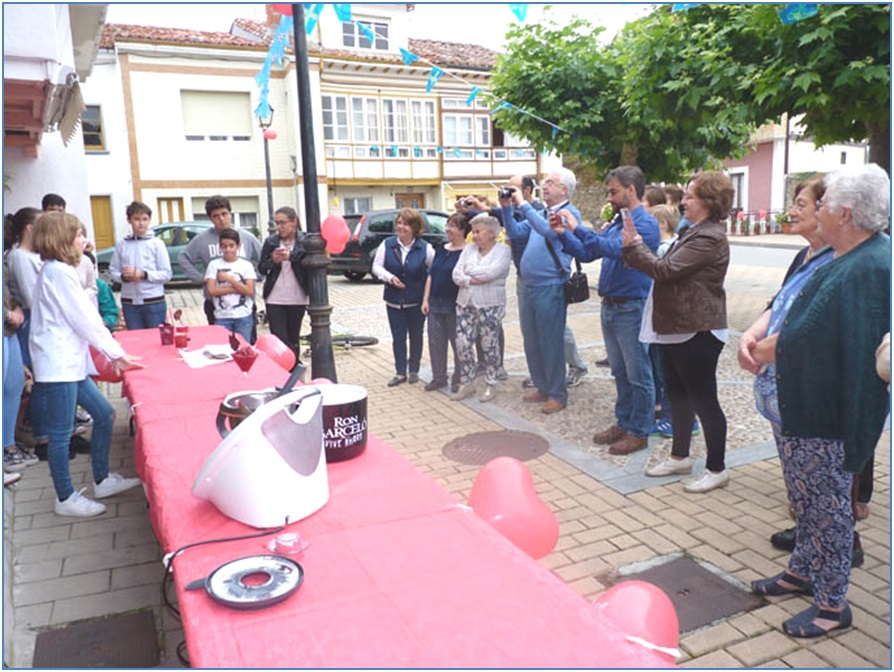 Marta lvarez Garca, ya con sus sorbetes elaborados, es objetivo de las cmaras de fotos./ Imagen de Jos Antonio Martnez Rozas.