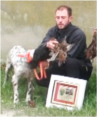 En la foto, con rika y sus trofeos como subcampen de Asturias, el pasado da 1, en Navia.