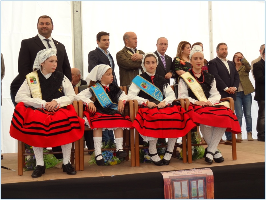 La Xana (Ana Lloris), Xanina (Llara Lloris) y Damas (Yaiza Alonso y Paula Garca), con autoridades detrs (y a la derecha, la presentadora, Paula Rodrguez, haciendo indicaciones)./ Foto: EL ECO.