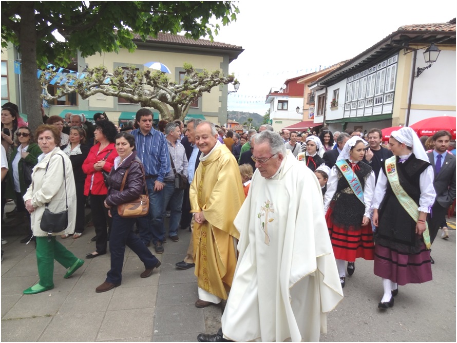 Don Enrique Monestina, en una procesin de San Francisco durante la etapa de DonAntonio Herrero, seguir atento a colaborar en la aencin pastoral./ Foto:  Archivo ECO