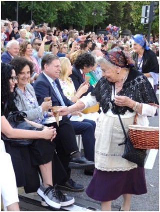 Amparn ofreciendo cucuruchos de sus rosquillas a las autoridades, con Berta Pin y el alcalde ovetense , Afredo Canteli, celebrndolo. Detrs de ella, Carolina Fernndez. / EL ECO