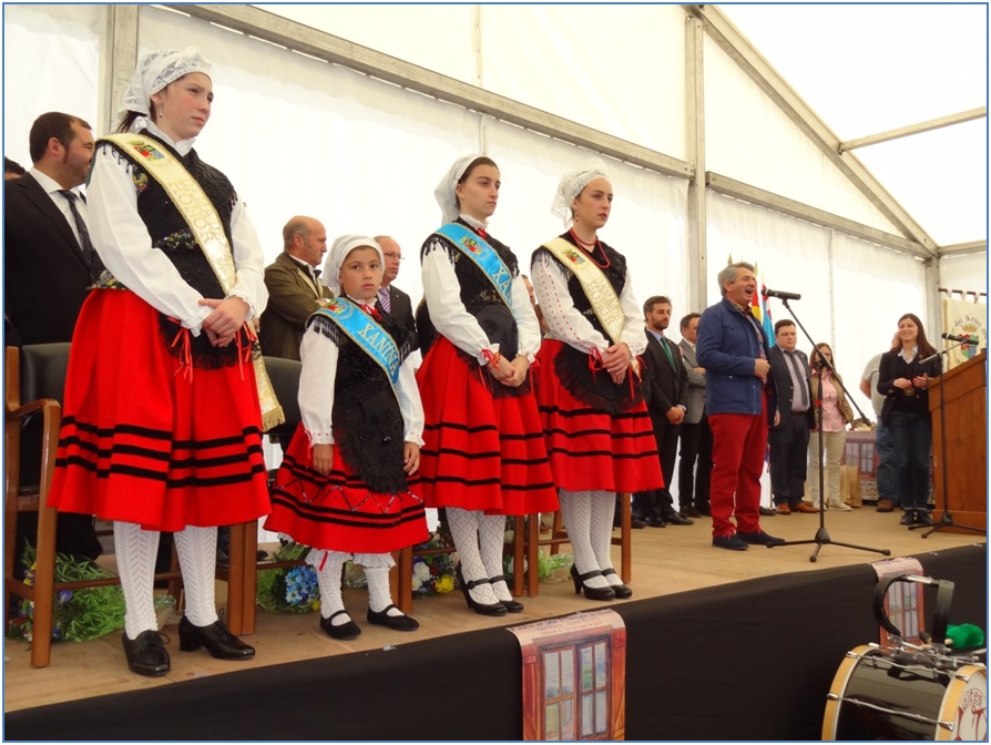 Imagen del pasado ao  -que no se repetir ste-, con la ltimas, hasta el momento, Xana, xanina y Damas (de izquierda a derecha, Yaiza Alonso, de Torazo; Llara y Ana Lloris, de Santa Eulalia; y Paula Garca, de Cervera), durante la actuacin de Jos Manu