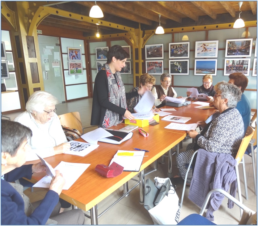 La formadora, Maite Montes, repartiendo tareas./ EL ECO