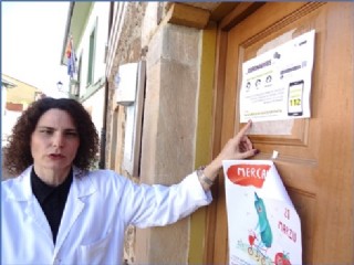 Noelia Daz, enfermera del Consultorio de Santa Eulalia, indicando el anuncio oficial de recomendaciones. / EL ECO