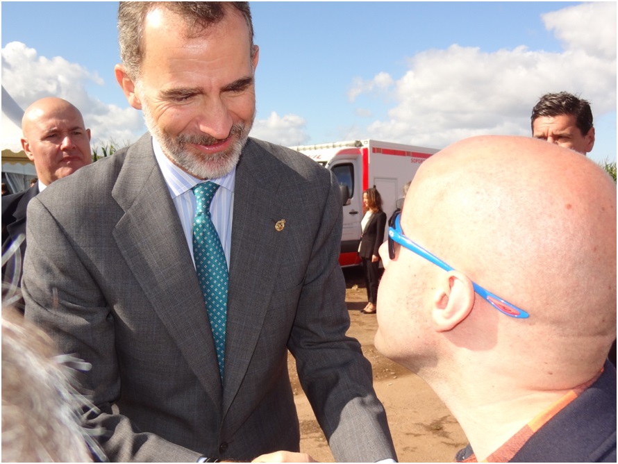 CON JUANN. Juan Fernndez Llames es un invidente de Villaviciosa muy deportista y muy vinculado a nuestro Concejo. No se pierde, por ejemplo, la actividad veraniega `Caminando con Diego`. Los Reyes  -aqu, don Felipe-  se detuvieron con l, con mucha afe