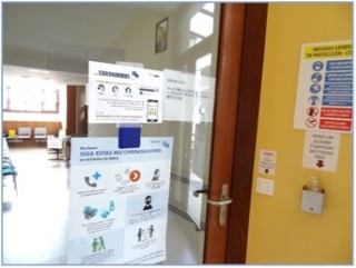 Timbre de llamada e informacin a la entrada del Consultorio de Santa Eulalia, para el que se debe pedir cita previa telefnica, llamando al n 985.71.73.16 / Foto: EL ECO